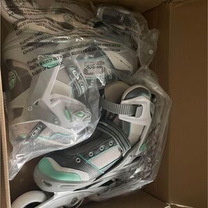 New! Women’s size 9 rollerblades